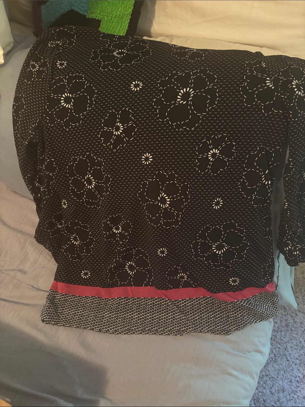 Ann Taylor XL WOMEN  Black Floral Patterned Scoop Neck Top with Pink Trim - Picture 3 of 3